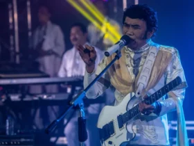 Vokalis grup musik dangdut Soneta Group Rhoma Irama beraksi saat tampil pada acara "RE:Creating" di Bengkel Space SCBD, Jakarta, Senin (20/12/2021). Foto: Muhammad Adimaja/ANTARA FOTO