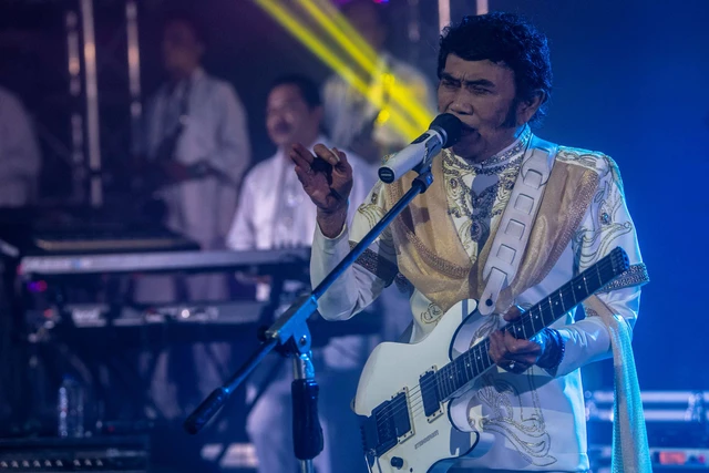 Vokalis grup musik dangdut Soneta Group Rhoma Irama beraksi saat tampil pada acara "RE:Creating" di Bengkel Space SCBD, Jakarta, Senin (20/12/2021). Foto: Muhammad Adimaja/ANTARA FOTO