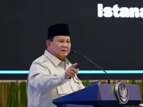 Prabowo Subianto memberikan taklimat kepada para peserta Rapat Pimpinan (Rapim) TNI dan Polri di Istana Merdeka, Jakarta, Selasa (4/2/2026). Foto: sekretariat.kabinet/instagram.