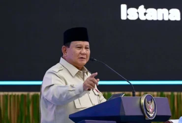 Prabowo Subianto memberikan taklimat kepada para peserta Rapat Pimpinan (Rapim) TNI dan Polri di Istana Merdeka, Jakarta, Selasa (4/2/2026). Foto: sekretariat.kabinet/instagram.