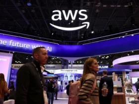 Orang-orang berjalan melewati pameran Amazon Web Services (AWS) di National Retail Federation (NRF) 2026: Retail's Big Show, di New York City, AS. Foto: Kylie Cooper/REUTERS