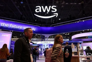 Orang-orang berjalan melewati pameran Amazon Web Services (AWS) di National Retail Federation (NRF) 2026: Retail's Big Show, di New York City, AS. Foto: Kylie Cooper/REUTERS