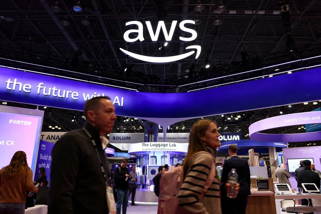 Orang-orang berjalan melewati pameran Amazon Web Services (AWS) di National Retail Federation (NRF) 2026: Retail's Big Show, di New York City, AS. Foto: Kylie Cooper/REUTERS
