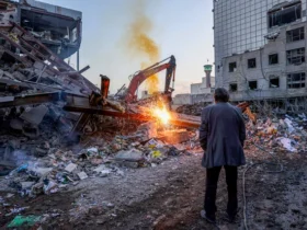 Warga melihat bangunan yang hancur di tengah konflik AS-Israel dengan Iran, di Teheran, Iran, 2 Maret 2026. Foto: West Asia News Agency via REUTERS