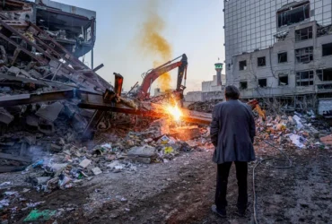 Warga melihat bangunan yang hancur di tengah konflik AS-Israel dengan Iran, di Teheran, Iran, 2 Maret 2026. Foto: West Asia News Agency via REUTERS