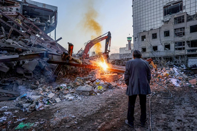 Warga melihat bangunan yang hancur di tengah konflik AS-Israel dengan Iran, di Teheran, Iran, 2 Maret 2026. Foto: West Asia News Agency via REUTERS