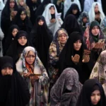 Jemaah Syiah Iran mengikuti salat Idulfitri yang menandai berakhirnya bulan suci Ramadan, di Masjid Agung Mosalla, Teheran (21/3). Foto: STR / AFP