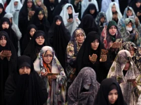 Jemaah Syiah Iran mengikuti salat Idulfitri yang menandai berakhirnya bulan suci Ramadan, di Masjid Agung Mosalla, Teheran (21/3). Foto: STR / AFP