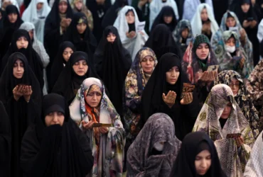 Jemaah Syiah Iran mengikuti salat Idulfitri yang menandai berakhirnya bulan suci Ramadan, di Masjid Agung Mosalla, Teheran (21/3). Foto: STR / AFP