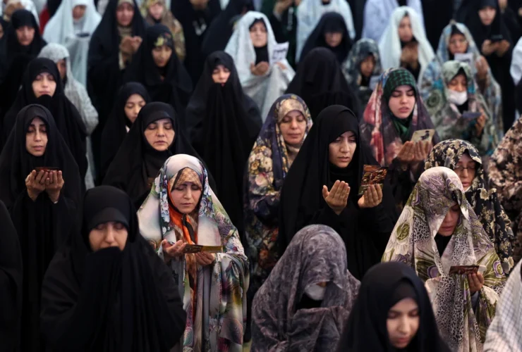 Jemaah Syiah Iran mengikuti salat Idulfitri yang menandai berakhirnya bulan suci Ramadan, di Masjid Agung Mosalla, Teheran (21/3). Foto: STR / AFP
