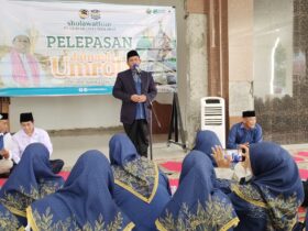 Sebanyak 75 jemaah umrah diberangkatkan dari Wajo menuju Tanah Suci. Prosesi pelepasan berlangsung khidmat, diiringi doa dan harapan agar seluruh jemaah menjalankan ibadah dengan lancar serta kembali dengan predikat mabrur.