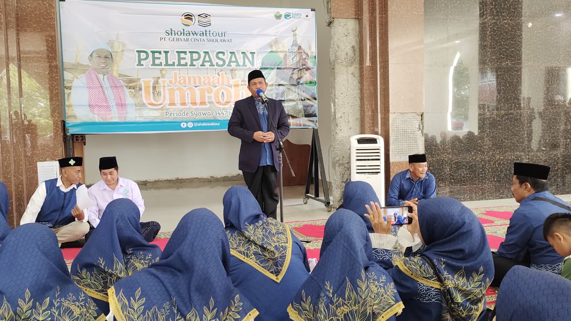 Sebanyak 75 jemaah umrah diberangkatkan dari Wajo menuju Tanah Suci. Prosesi pelepasan berlangsung khidmat, diiringi doa dan harapan agar seluruh jemaah menjalankan ibadah dengan lancar serta kembali dengan predikat mabrur.