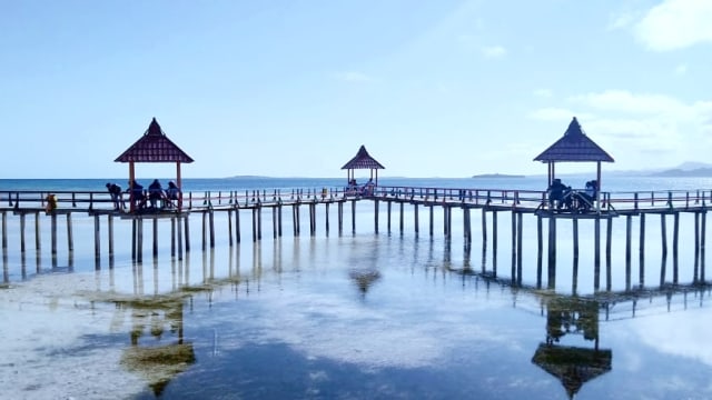 Pantai Ratu telah menjadi destinasi wisata setelah dikelola Pemerintah Desa Tenilo, Kecamatan Tilamuta, Kabupaten Boalemo. Tempat ini diviralkan oleh warganet di Instagram. Foto: Dok Banthayo.id.