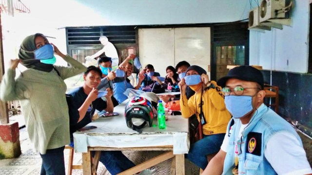 Tim banthayoid membagikan masker kepada wartaran di Kabupaten Gorontalo. Foto: Dok banthayoid