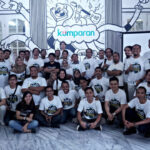 Para partner kumparan 1001 Media Online (mengenakan kaos putih) berfoto bersama di kantor kumparan.