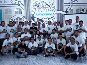 Para partner kumparan 1001 Media Online (mengenakan kaos putih) berfoto bersama di kantor kumparan.