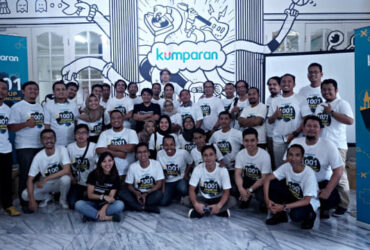 Para partner kumparan 1001 Media Online (mengenakan kaos putih) berfoto bersama di kantor kumparan.