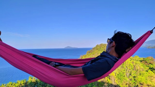 Pulau Diyanumo merupakan perbukitan yang cukup indah yang berada di Kabupaten Gorontalo Utara. Wisata ini sering dijadikan lokasi camping untuk para traveler. Foto: Dok Banthayo.id