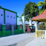 Lokasi monumen botudaa bersebelahan dengan masjid yang menjadi makam Sulthanul Aulia Alasy Ariah. Foto: Dok Banthayo.id