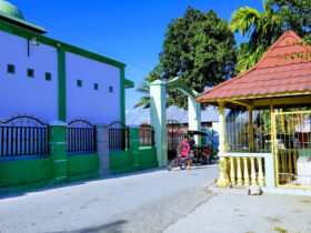 Lokasi monumen botudaa bersebelahan dengan masjid yang menjadi makam Sulthanul Aulia Alasy Ariah. Foto: Dok Banthayo.id