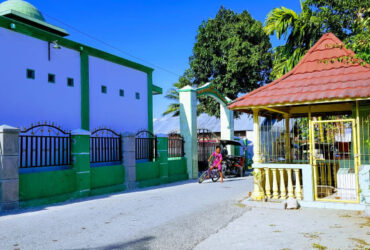 Lokasi monumen botudaa bersebelahan dengan masjid yang menjadi makam Sulthanul Aulia Alasy Ariah. Foto: Dok Banthayo.id