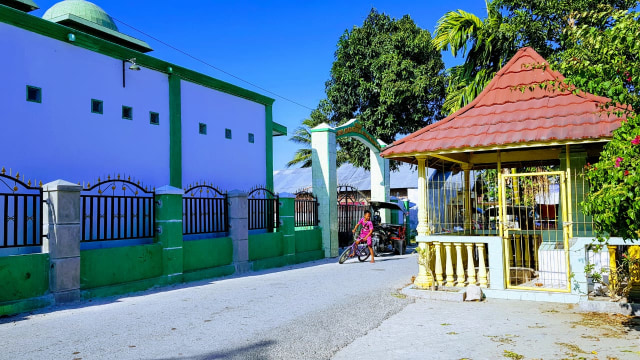 Lokasi monumen botudaa bersebelahan dengan masjid yang menjadi makam Sulthanul Aulia Alasy Ariah. Foto: Dok Banthayo.id