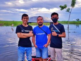 Tim Banthayoid saat turun memberikan bantuan kepada masyarakat korban banjir di Desa Buhu, Kecamatan Talaga Jaya, Kabupaten Gorontalo. Foto: Dok banthayoid