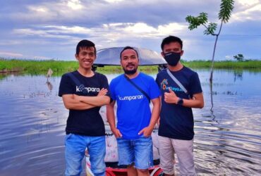 Tim Banthayoid saat turun memberikan bantuan kepada masyarakat korban banjir di Desa Buhu, Kecamatan Talaga Jaya, Kabupaten Gorontalo. Foto: Dok banthayoid