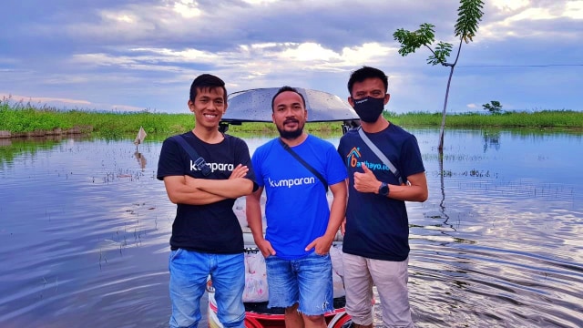 Tim Banthayoid saat turun memberikan bantuan kepada masyarakat korban banjir di Desa Buhu, Kecamatan Talaga Jaya, Kabupaten Gorontalo. Foto: Dok banthayoid