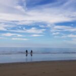 Pantai Minanga sangat aman untuk tempat liburan bersama keluarga. Foto: Dok Banthayo.id