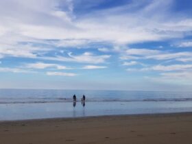 Pantai Minanga sangat aman untuk tempat liburan bersama keluarga. Foto: Dok Banthayo.id