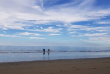 Pantai Minanga sangat aman untuk tempat liburan bersama keluarga. Foto: Dok Banthayo.id