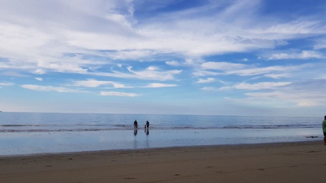 Pantai Minanga sangat aman untuk tempat liburan bersama keluarga. Foto: Dok Banthayo.id