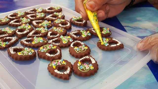 Kue karawo rasa coklat hasil olahan para ibu rumah tangga di Desa Hutadaa, Kecamatan Talaga Jaya, Kabupaten Gorontalo. Foto: Burdu/banthayoid