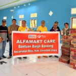 Alfamart Salurkan Bantuan untuk Korban Banjir Bandang di Gorontalo Utara. Kamis (28/5). Foto: Dok istimewa.