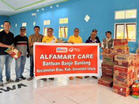 Alfamart Salurkan Bantuan untuk Korban Banjir Bandang di Gorontalo Utara. Kamis (28/5). Foto: Dok istimewa.