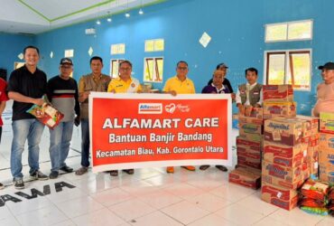Alfamart Salurkan Bantuan untuk Korban Banjir Bandang di Gorontalo Utara. Kamis (28/5). Foto: Dok istimewa.