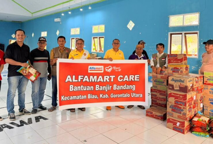 Alfamart Salurkan Bantuan untuk Korban Banjir Bandang di Gorontalo Utara. Kamis (28/5). Foto: Dok istimewa.