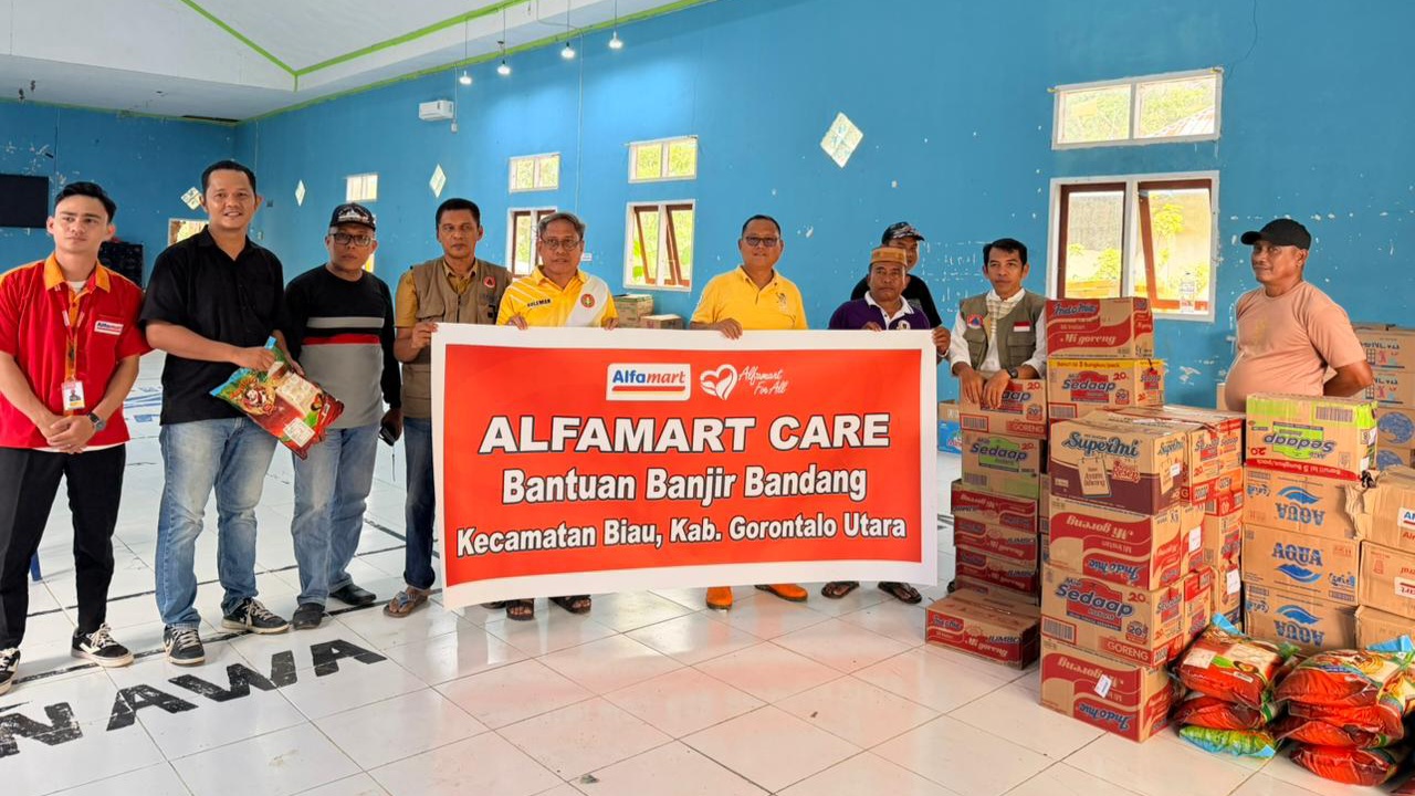 Alfamart Salurkan Bantuan untuk Korban Banjir Bandang di Gorontalo Utara. Kamis (28/5). Foto: Dok istimewa.