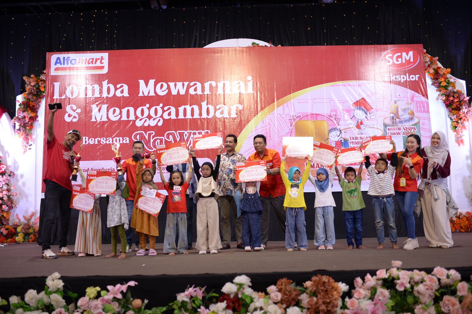 Ribuan anak memadati Gedung Sumber Ria, Gorontalo, untuk mengikuti Lomba Mewarnai dan Menggambar yang digelar Alfamart bersama SGM Eksplor.