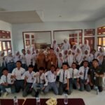 Mahasiswa KKD UMGO bersama Puskesmas Motolohu menggelar edukasi HIV/AIDS dan kesehatan reproduksi bagi siswa SMA Negeri 1 Randangan, Pohuwato. Kamis, (13/8). Foto: Dok istimewa.