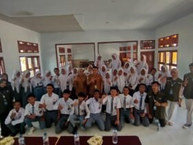 Mahasiswa KKD UMGO bersama Puskesmas Motolohu menggelar edukasi HIV/AIDS dan kesehatan reproduksi bagi siswa SMA Negeri 1 Randangan, Pohuwato. Kamis, (13/8). Foto: Dok istimewa.