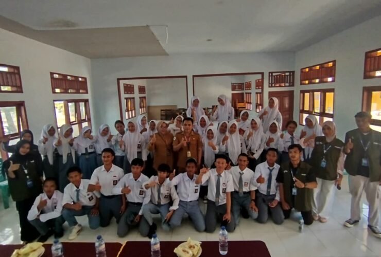 Mahasiswa KKD UMGO bersama Puskesmas Motolohu menggelar edukasi HIV/AIDS dan kesehatan reproduksi bagi siswa SMA Negeri 1 Randangan, Pohuwato. Kamis, (13/8). Foto: Dok istimewa.