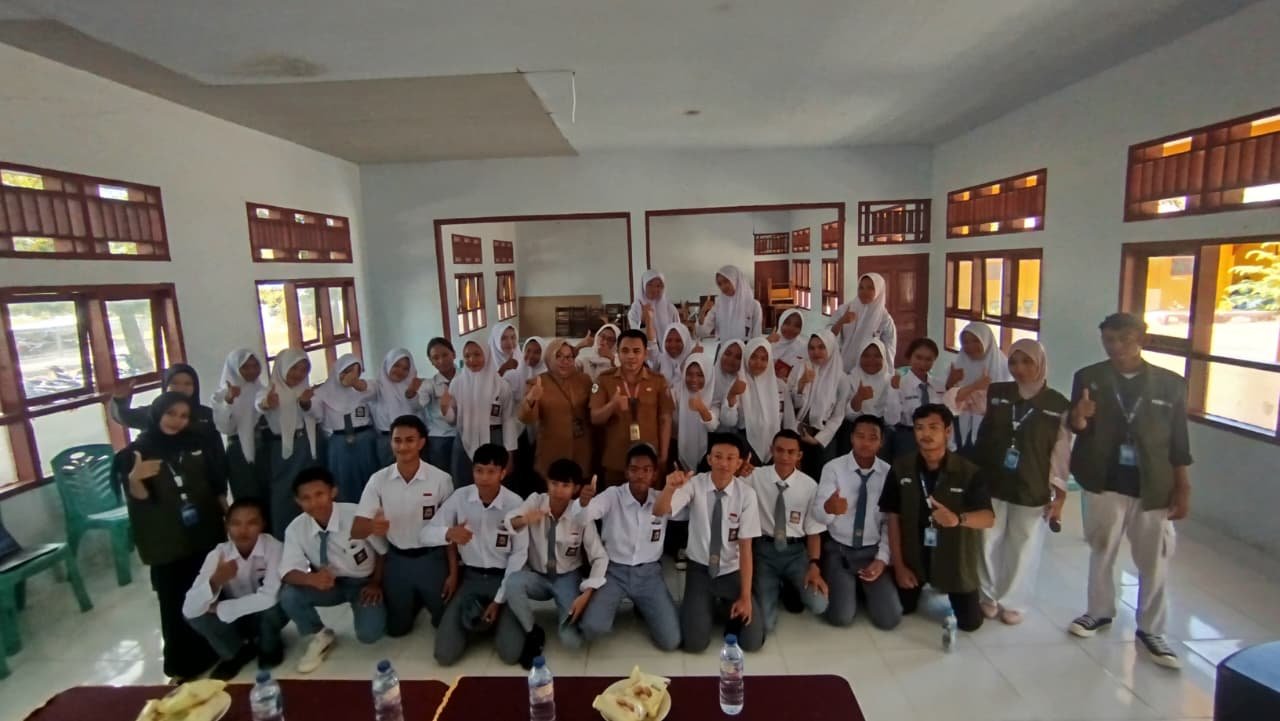 Mahasiswa KKD UMGO bersama Puskesmas Motolohu menggelar edukasi HIV/AIDS dan kesehatan reproduksi bagi siswa SMA Negeri 1 Randangan, Pohuwato. Kamis, (13/8). Foto: Dok istimewa.