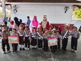 Semangat kemerdekaan dikenalkan sejak dini. Anak-anak PAUD/TK Ar-Rahman Desa Molopatodu tampil ceria dalam karnaval HUT ke-81 RI di Kecamatan Bongomeme. Senin, (17/8). Foto: Dok istimewa.