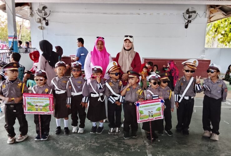 Semangat kemerdekaan dikenalkan sejak dini. Anak-anak PAUD/TK Ar-Rahman Desa Molopatodu tampil ceria dalam karnaval HUT ke-81 RI di Kecamatan Bongomeme. Senin, (17/8). Foto: Dok istimewa.