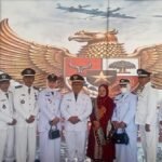 Kepala Desa Huntulobulawa, Supardi Dehi, bersama Ketua TP-PKK Netty Gani menghadiri upacara detik-detik Proklamasi HUT ke-81 RI di Lapangan GOR David-Toni, Kabupaten Gorontalo. Momentum tersebut menjadi pengingat pentingnya mengisi kemerdekaan melalui kerja nyata, gotong royong, dan pembangunan desa. Senin, (17/8).Foto: Dok istimewa.