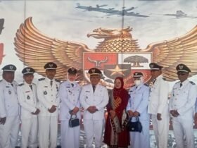 Kepala Desa Huntulobulawa, Supardi Dehi, bersama Ketua TP-PKK Netty Gani menghadiri upacara detik-detik Proklamasi HUT ke-81 RI di Lapangan GOR David-Toni, Kabupaten Gorontalo. Momentum tersebut menjadi pengingat pentingnya mengisi kemerdekaan melalui kerja nyata, gotong royong, dan pembangunan desa. Senin, (17/8).Foto: Dok istimewa.