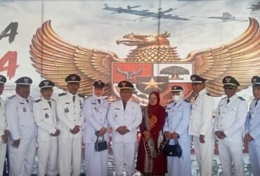 Kepala Desa Huntulobulawa, Supardi Dehi, bersama Ketua TP-PKK Netty Gani menghadiri upacara detik-detik Proklamasi HUT ke-81 RI di Lapangan GOR David-Toni, Kabupaten Gorontalo. Momentum tersebut menjadi pengingat pentingnya mengisi kemerdekaan melalui kerja nyata, gotong royong, dan pembangunan desa. Senin, (17/8).Foto: Dok istimewa.
