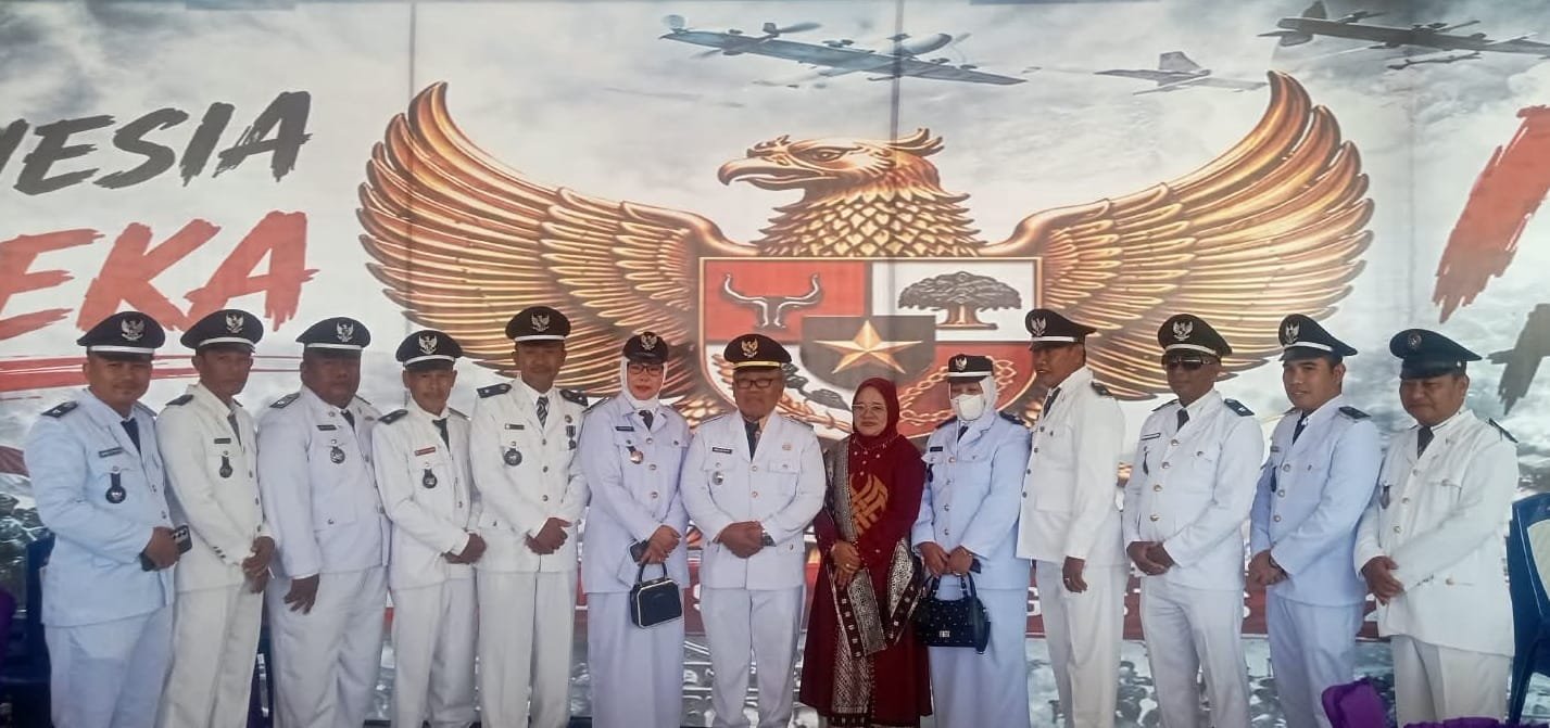 Kepala Desa Huntulobulawa, Supardi Dehi, bersama Ketua TP-PKK Netty Gani menghadiri upacara detik-detik Proklamasi HUT ke-81 RI di Lapangan GOR David-Toni, Kabupaten Gorontalo. Momentum tersebut menjadi pengingat pentingnya mengisi kemerdekaan melalui kerja nyata, gotong royong, dan pembangunan desa. Senin, (17/8).Foto: Dok istimewa.